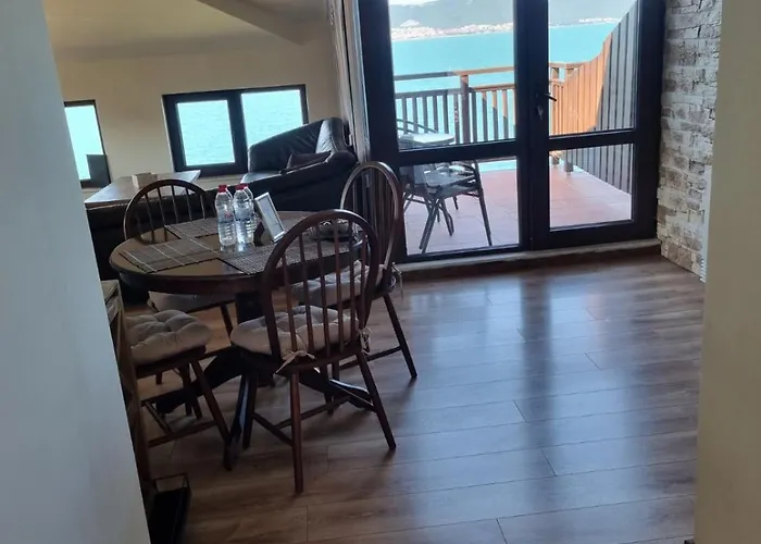 Elea Νεσέμπαρ